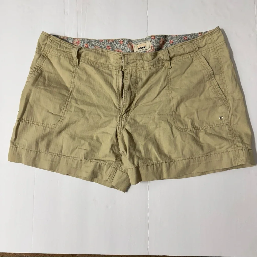 Levi's Women's Tan Cargo Shorts